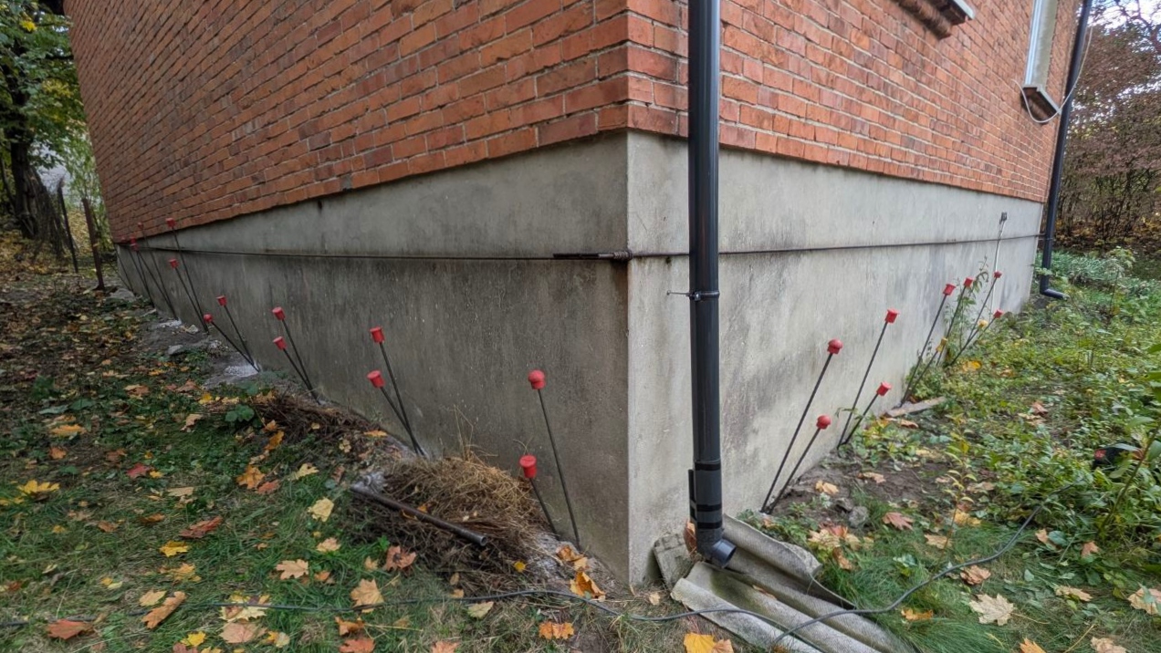 rurki przygotowane pod iniekcję geopolimeru pod fundament