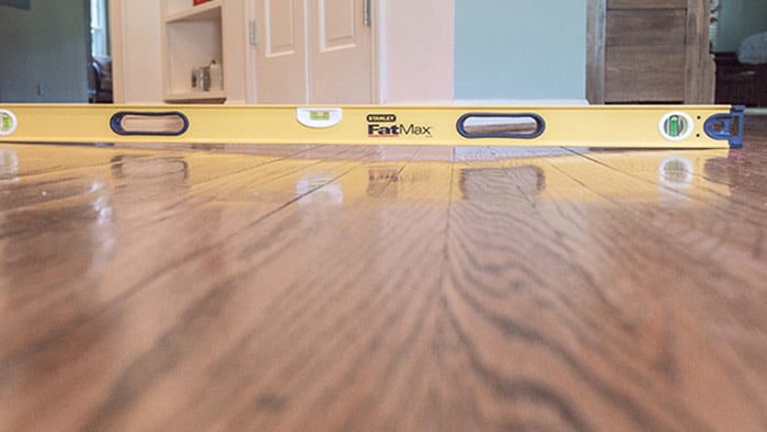 Widok poziomu obejmującego zagłębienie w drewnianej podłodze domu mieszkalnego.